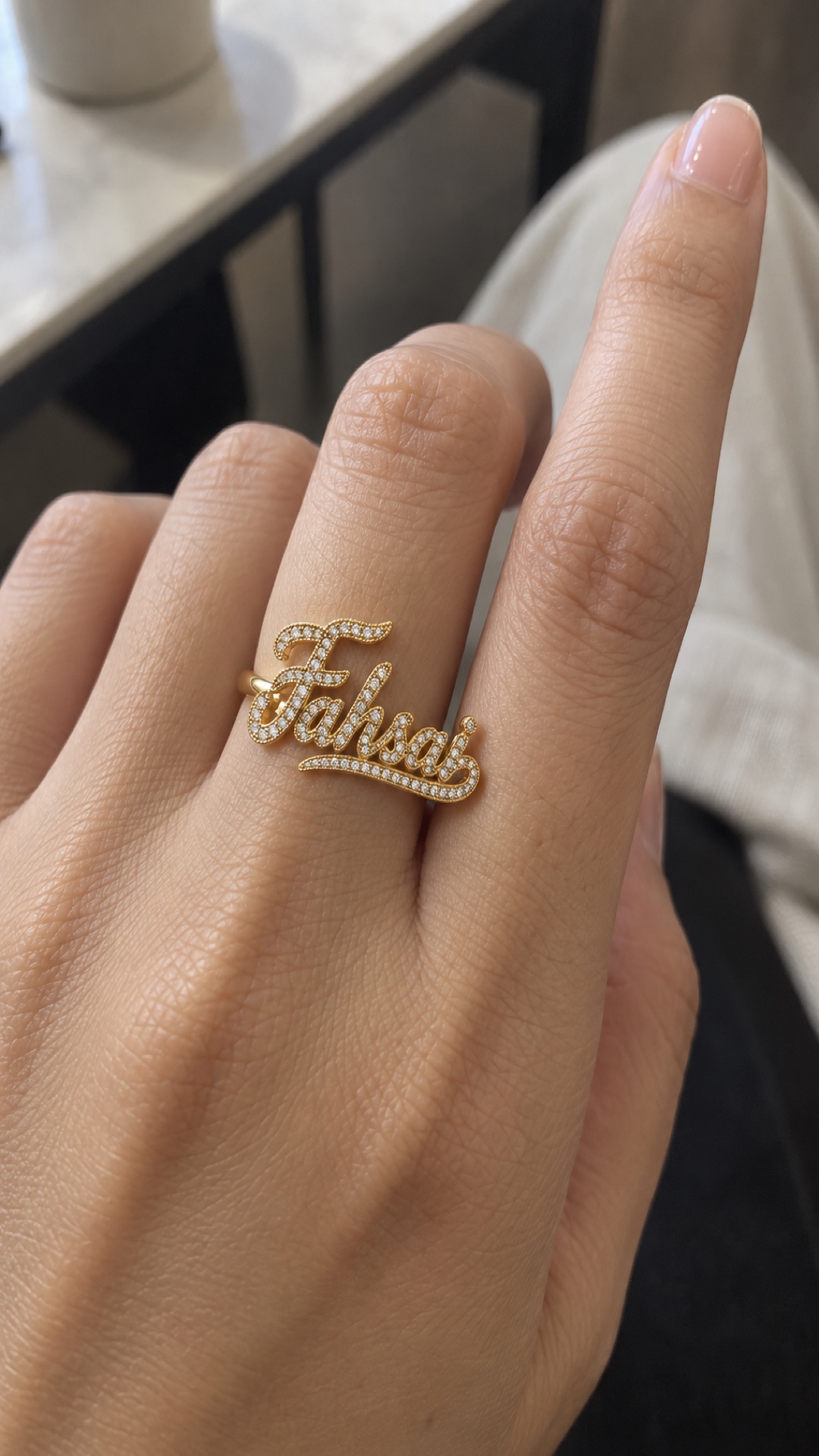 ภาพแหวนชื่อ Fahsai ขณะสวมบนมือ