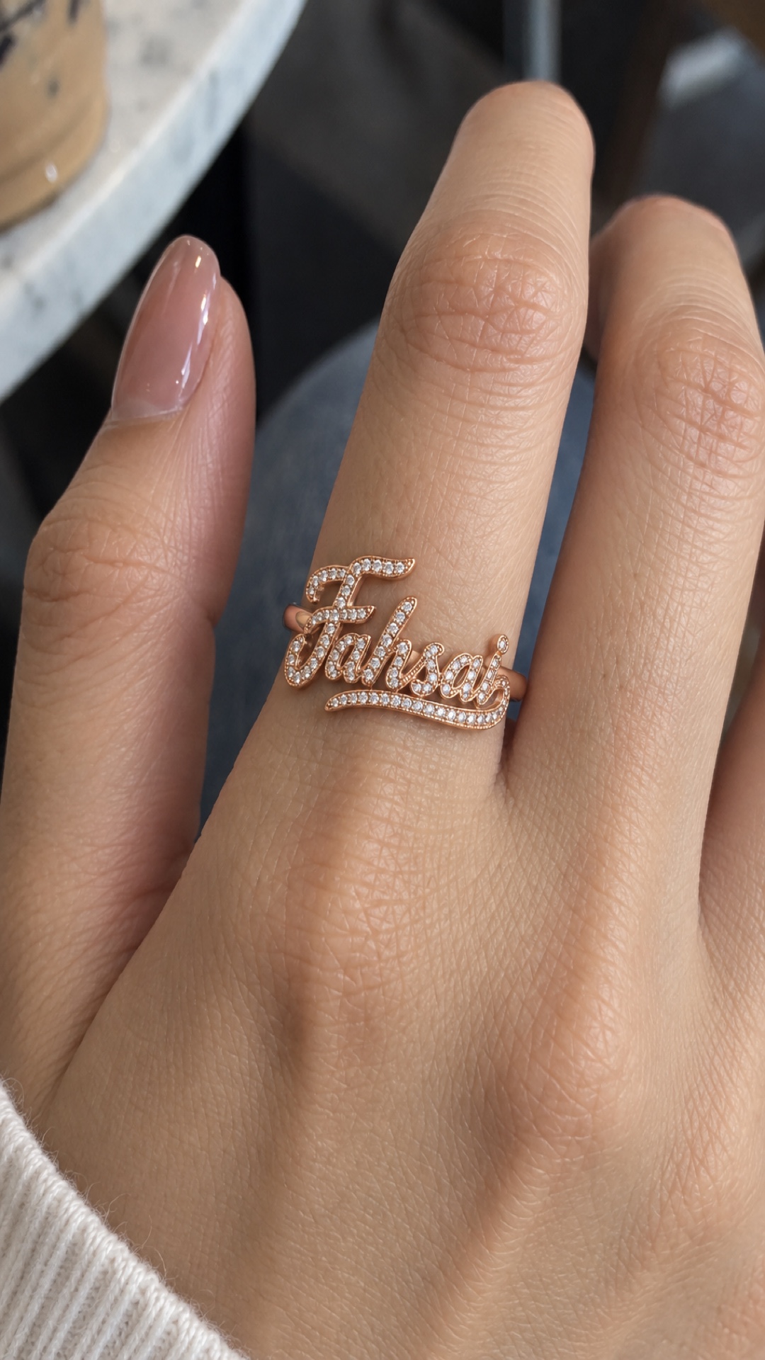 ภาพแหวนชื่อ Fahsai ขณะสวมบนมือ
