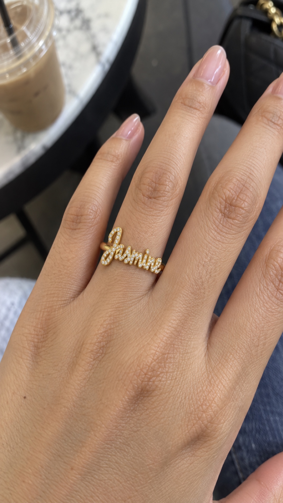 ภาพแหวนชื่อ Jasmine ขณะสวมบนมือ