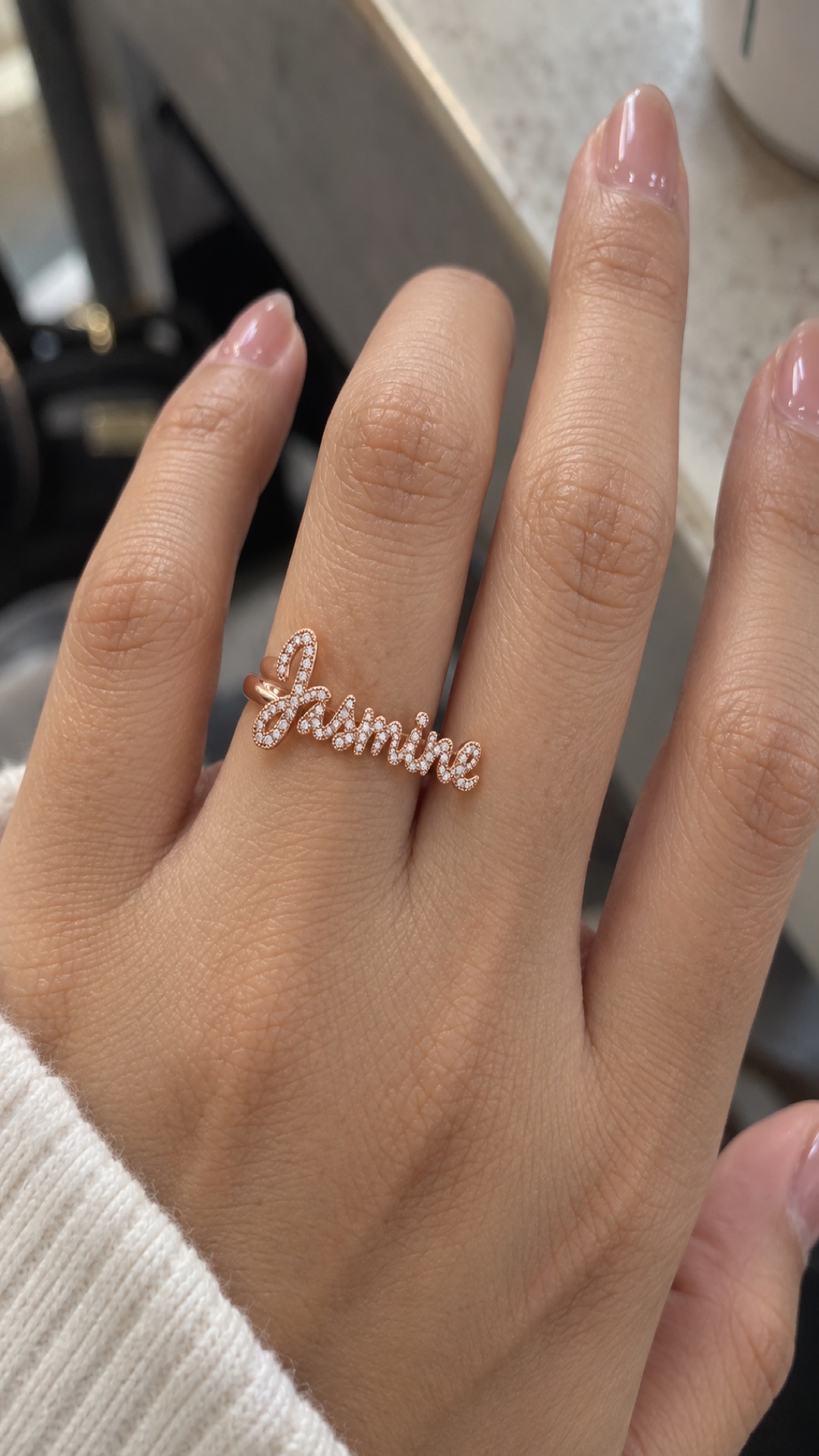 ภาพแหวนชื่อ Jasmine ขณะสวมบนมือ