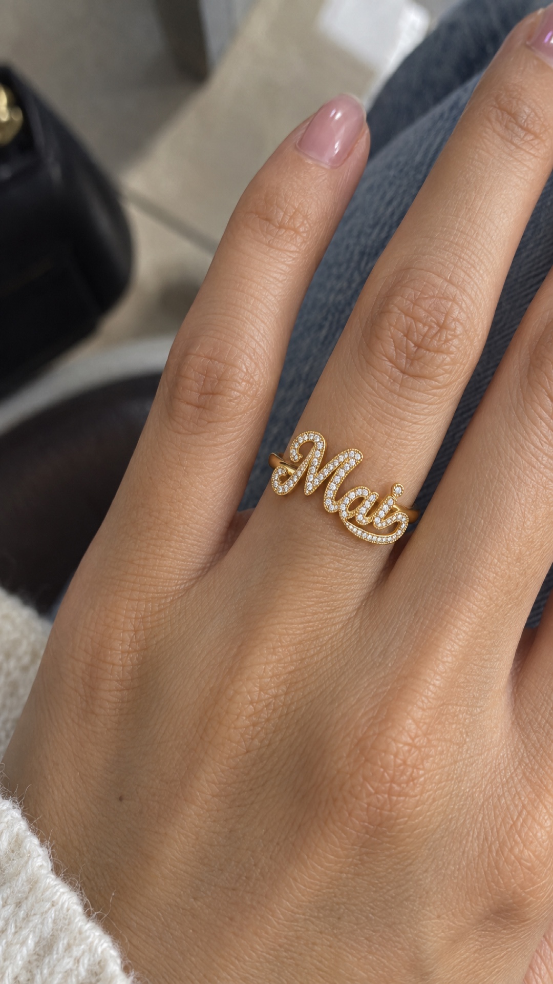 ภาพแหวนชื่อ Mai ขณะสวมบนมือ