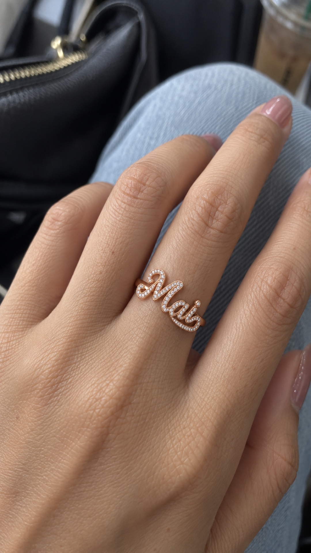 ภาพแหวนชื่อ Mai ขณะสวมบนมือ
